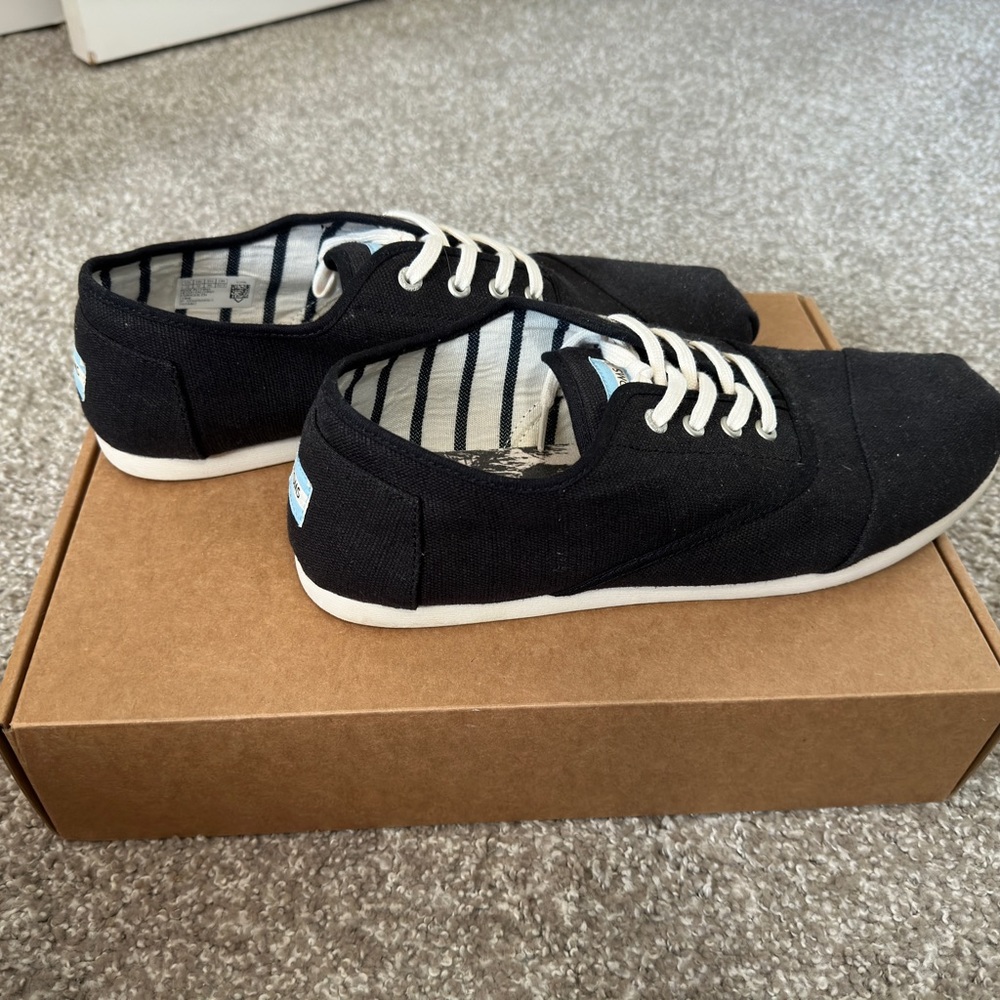 Men’s size 13 TOMS slip ons